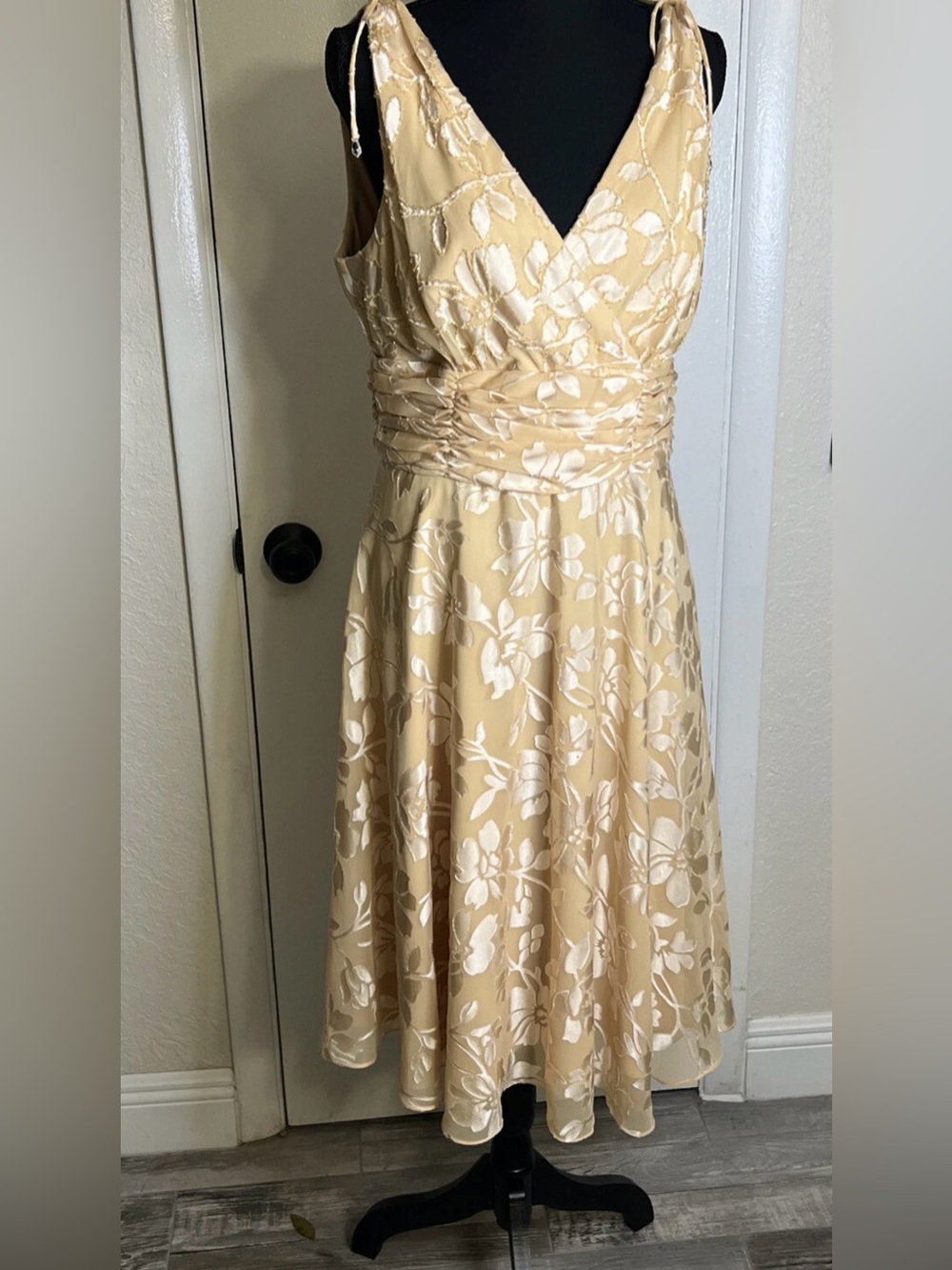 Narianna Women’s Gold  With Beads Dress Size L Sleeveless Dress Zip.